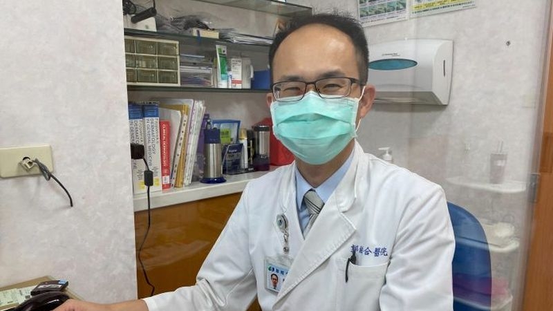 醫師劉貴中說，類天皰瘡好發於6、70歲以上的族群，且年紀愈大，發生率愈高。（郭綜合醫院提供）