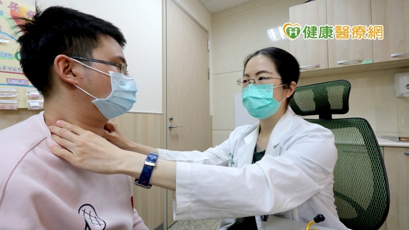 醫生進行理學檢查。（圖為情境照片，非當事人）