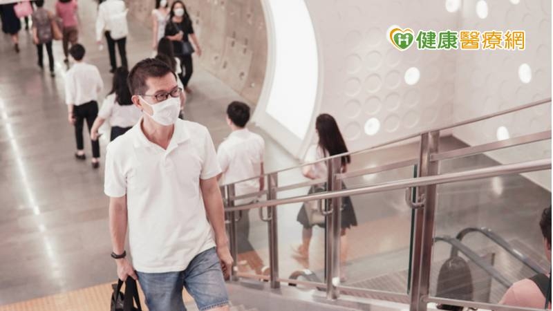 外出應隨時備好酒精或乾洗手，只要有觸碰公共設施、碰觸眼口鼻前需做好徹底的消毒工作。