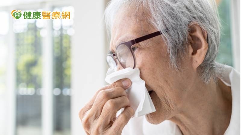 陳奕任醫師表示，中醫治療鼻塞主要以肺、脾、腎為三大方向，臨床常見伴隨鼻子太乾或鼻水流不停兩大分類 ，且兩者也常夾有腸胃不好的體質