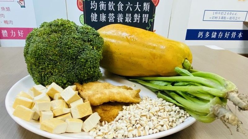 一般蔬果中均含有葉酸，肝臟類、黃豆及製品、小麥胚芽、糙米、薏仁、黎麥也富含葉酸。 （台南市立醫院提供）