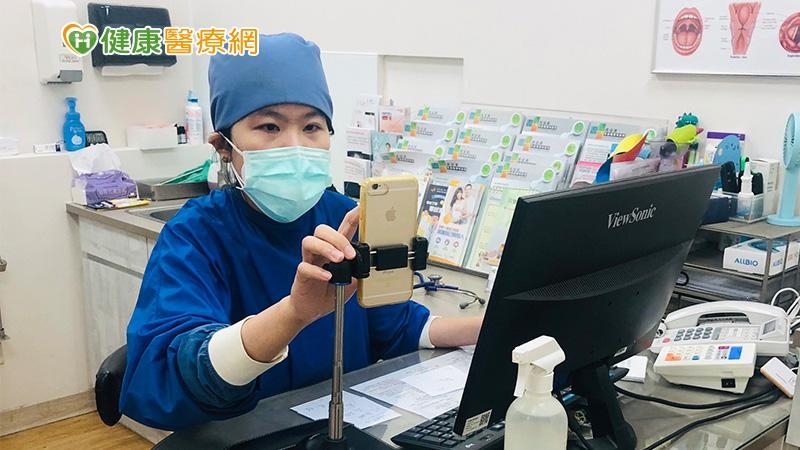 陳安婕醫師為民眾視訊看診（圖源：張益豪耳鼻喉專科診所提供）