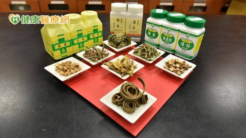 目前新冠肺炎輕症確診者常見有喉嚨痛、發燒、咳嗽等症狀，廖唯宇醫師指出，科學中藥調配製成的替代處方，是來自國家中醫藥研究所提供的配方。