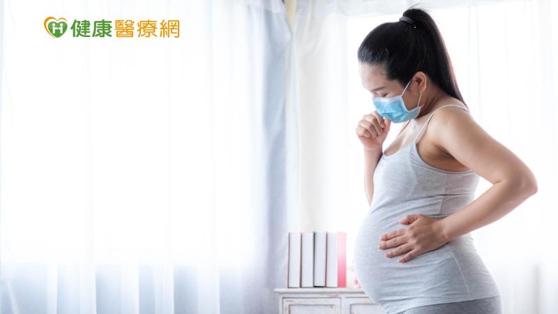 陳太太確診後（圖非本人），出現下腹悶痛與下半身無力，喉嚨疼痛如刀割，根本無法吃東西，伴隨咳嗽、筋骨痠痛，同時出現胎動不安現象。