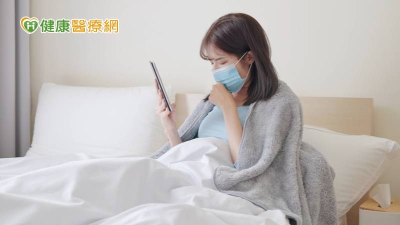 台灣疫情高達九成輕症，在急於回歸日常生活且清冠一號藥物供不應求狀況下，經由中醫師依個人體質病症開立的處方，也能幫助病人緩解病症不適。