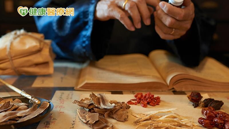 顏頂立指出，從中國清朝的《溫病條辨》就已經對流感病毒、新冠病毒、登革熱等就有很好的紀錄。