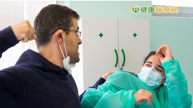 位在第一線協助患者的醫護人員，不僅需忍受生理上因長時間工作導致的疲憊，心理上也要面對隨之增高的染疫風險，此時若再遭遇醫療暴力，無疑是對於全體醫療人員的一大打擊。