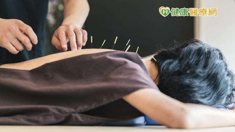 利用針灸刺激人體穴位，可促進神經修復，改善身體活動功能，加上中藥針對體質調理。