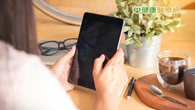 由台灣人工智慧實驗室、行政院及疾病管制署合作的防疫APP，以保護隱私且尊重使用者意願為最高原則，採取3大原則：1.無須註冊帳號、2.不用上傳任何個人資料、3.不會擷取使用者資訊，目的是為了讓使用者即時掌握與確診者接觸情形，降低疫情傳播。