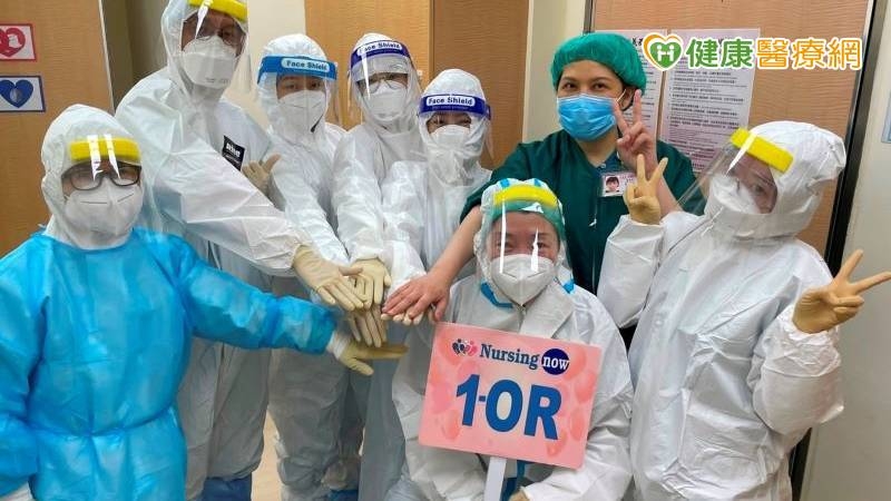 北醫附醫啟用負壓手術室接生，參與接生的醫護團隊術前互相加油打氣。