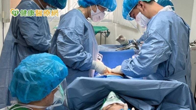 醫療團隊在評估後會與產婦及家屬討論利弊，再決定自然或剖腹產，而新生兒在分娩後，會由兒科專科醫師及其團隊接手照護，目前也已安排寶寶單獨空間妥善照護。