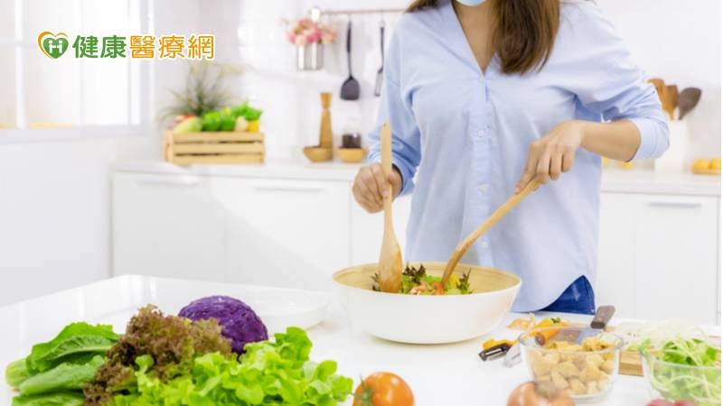 投醫院營養師黃淑敏表示，除了止咳化痰及止痛藥物以外，足夠的營養補充可以提升免疫，讓疾病恢復較快。飲食可多選擇清涼且軟質的食物攝取。