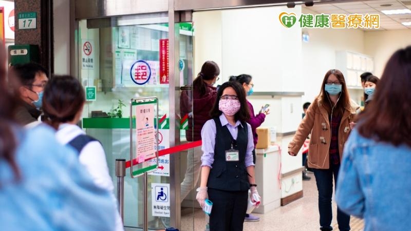 台灣對COVID-19 死亡定義相當全面，中國不少COVID感染死者，不算在COVID死亡數，而是死於所謂基礎病因（如癌症與慢性病等），台灣則是所有死亡加上篩檢陽性就算新冠死亡數。