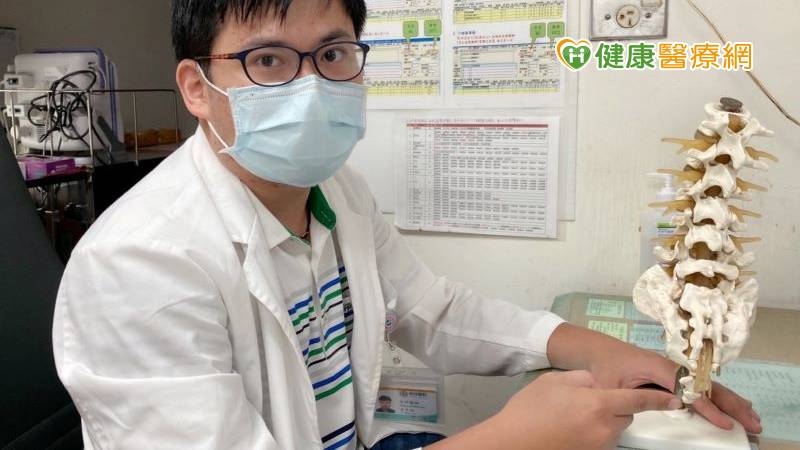 衛生福利部南投醫院骨科李承翰醫師建議，可以在家安排適當的核心肌群訓練，許多運動會利用到腳踏地面的反作用力來獲得動能，姿勢正確的情況下會由各發動肌肉和關節一起吸收分散掉