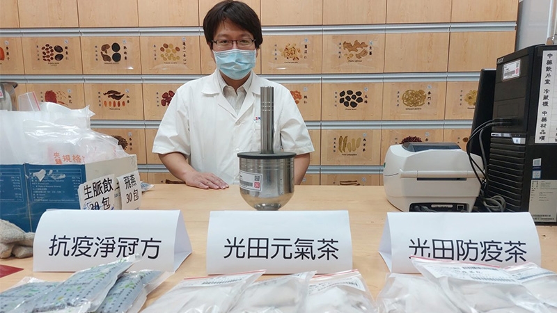 光田綜合醫院中醫部醫師王敦正認為民眾若想增強抵抗力，還有很多中藥的配方可供選擇。圖說（中華日報記者陳金龍攝）