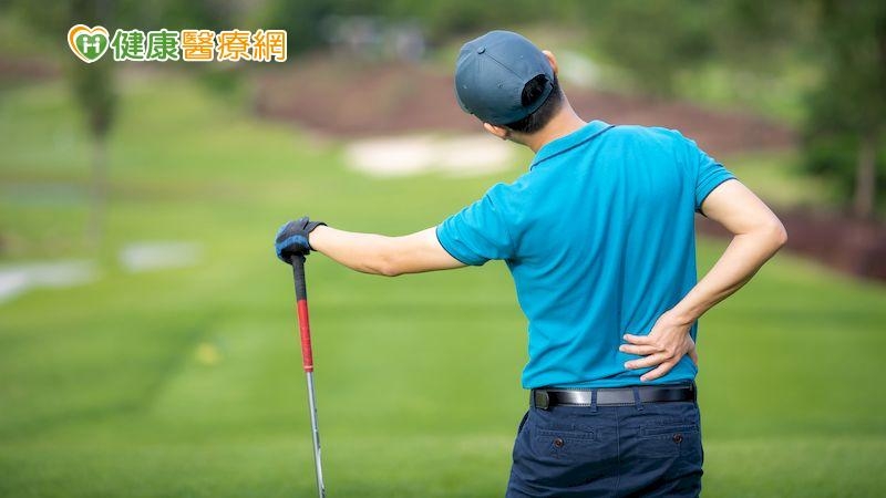 任何運動都有可能，即使動作不算劇烈的高爾夫也是，尤其是一大早下場時，更容易出現扭傷、肌肉痙攣、關節疼痛等狀況。