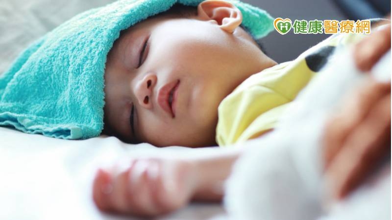 一旦小朋友感染新冠肺炎，出現幾個狀況，建議馬上送急診處理，包括：體溫大於41度、意識狀態改變、持續昏睡、持續嘔吐、抽筋持續、步態不穩及持續抱怨劇烈頭痛。