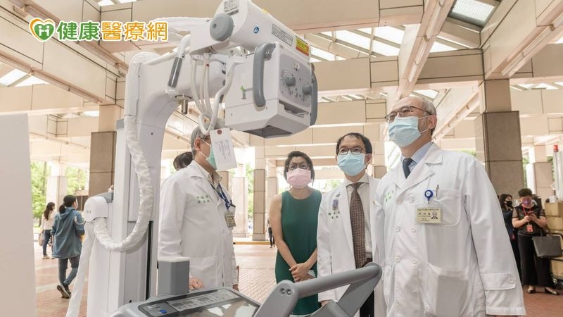 據聞迄今已經收治中重症200多名病患，部分特殊醫療物資出現緊急的缺口，還好社會大眾有相當多的善心人士，雪中送炭為國人防疫共盡心力