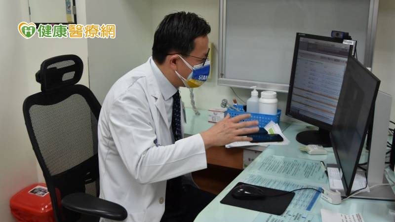 彰基院長陳穆寬教授於視訊中，關心阿嬤及其家人健康。