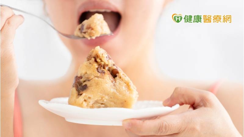 糯米支鏈澱粉含量高，容易使血糖上升，加上具有黏稠感，易產生腸胃不適感，可嘗試全榖雜糧粽，除了可以增加纖維量還可以延緩血糖上升，減少腸胃道負擔。