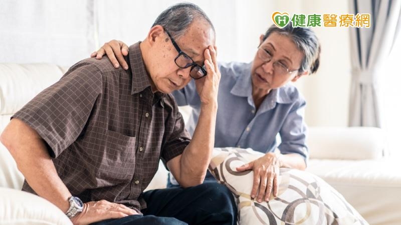 重症專科醫師黃軒24日在臉書上彙整並發表，新冠譫妄症 （COVID Delirium）相關研究，其症狀包括「意識形態改變」與「思緒混亂」等。