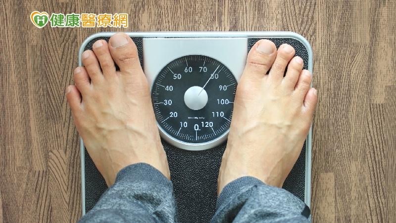 身體是個動態平衡，正常脂肪分解量每天0.1-0.3kg的速度，但是之所以不一定每天都看到穩定的下降，就是因為脂肪代謝後的產物是水跟二氧化碳以及酮體，當水喝不夠造成水分滯留時就會看到小幅上升的體重，或是抵消後看起來持平的體重。