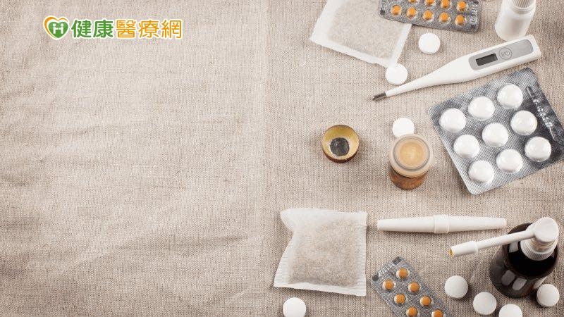 國外研究發現，新冠肺炎感染急性期體內維生素C會下降，且併發敗血症時，更會大量減少，治療時需補充常人20-30倍用量，幫助穩定病況。