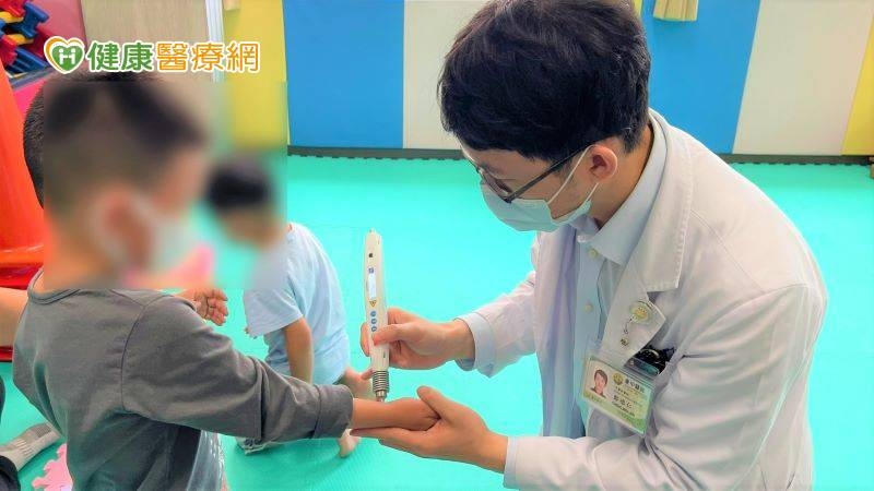研究指出持續接受6週以上雷射針灸治療，能提升自閉童的語言及社交互動能力