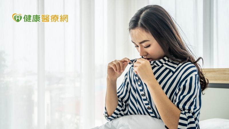 在月經前會感到乳房部位不適，發脹，乳房會變得比較大，而且堅實，有些嚴重甚至會有不同程度的疼痛感或塊狀物，但是藉由適當的中藥調理，卻是豐胸的大好時機