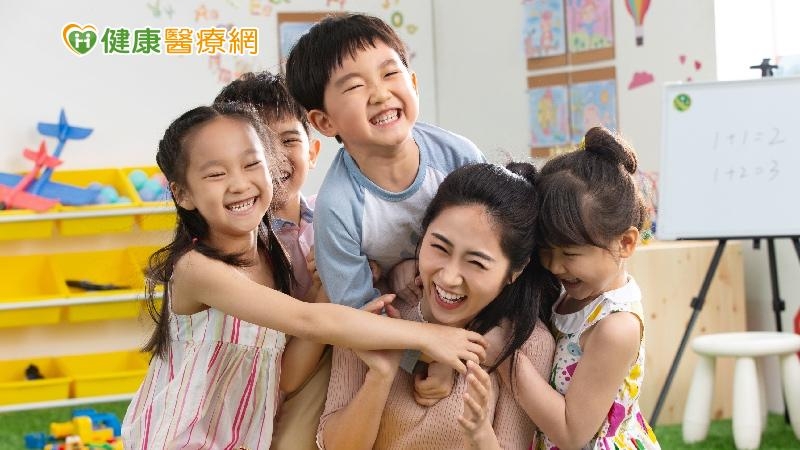 行政院長蘇貞昌表示，自今年8月起，就學補助及擴大育兒津貼補助新制上路，可望讓有第2胎或第3胎以上生育計畫的爸媽更加有感。