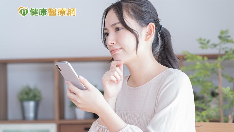 PCR檢測結果為陽性民眾可直接在健康存摺內點選「COVID-19確診個案自主回報系統」，填寫相關的自主疫調資料並回傳系統。