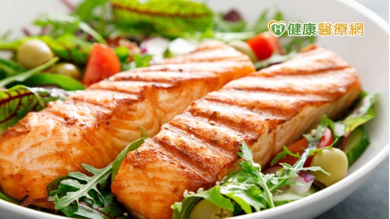 地中海飲食法包括大量蔬菜、豆類、水果、堅果、橄欖油、全穀類、適量魚類、適量乳製品（起司）、少量肉類，家禽類及飽和脂肪酸。