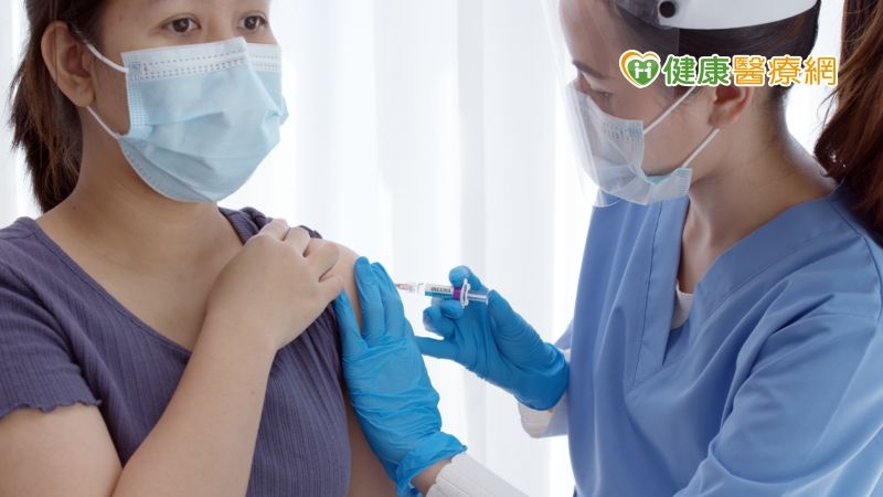 台灣兒童感染症醫學會理事長邱南昌醫師表示：「COVID-19疫苗的有效性常被誤解為施打之初的抗體反應，從這份審查分析來看，雖然疫苗的初始抗體反應水準可能有所不同，但在預防人們住院或死亡的保護力卻是相當的。」 