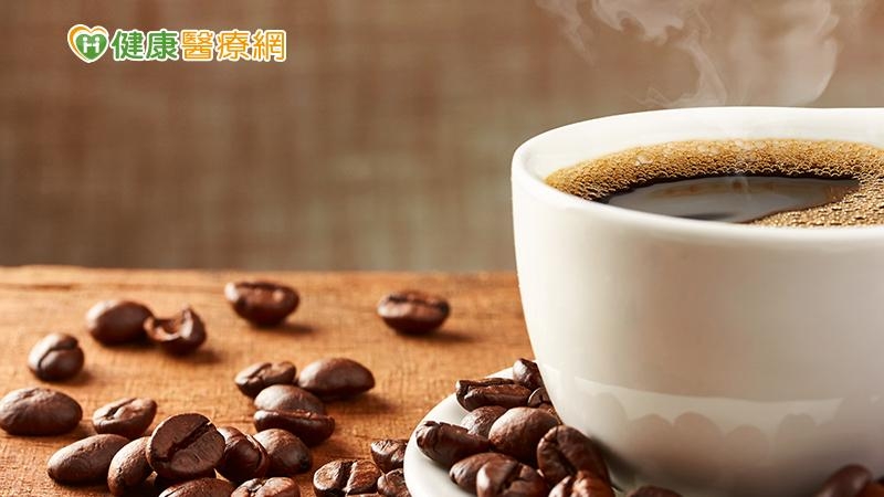 防彈咖啡的做法其實也很簡單， 只需要1杯240cc的黑咖啡加入1湯匙的草飼無鹽奶油及一湯匙椰子油。