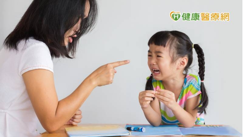 疫情下親子相處機會增加，在關注兒少是否遭「不當管教」，也不要忽略口出的傷害「言語暴力」，它傷人於無形易被忽略，或歸咎為情緒始然乃無心話語，卻同樣能造成孩子心理的傷害，甚至需要更長時間才能復原。