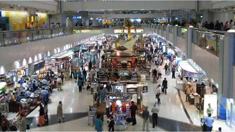 許多國際機場提供的餐飲實際上已經越來越精緻可口，有些甚至還擁有米其林星級餐廳。然而，仍然有一些食物是旅客最好要避免在機場購買和食用的，因為它們的營養價值很差，有可能讓人在飛行過程中不舒服。