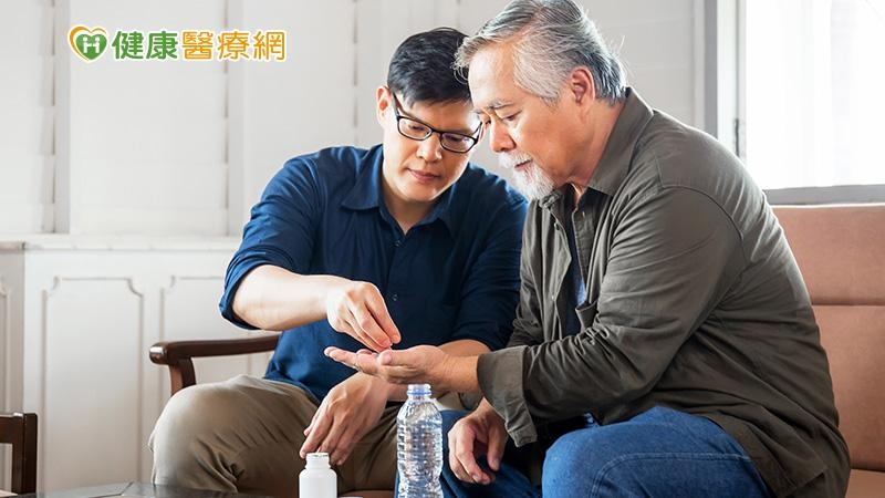 盛望徽醫師表示，一旦合併使用，恐使讓其他藥品濃度過高，造成不良反應。