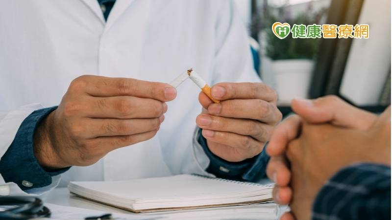 張君維醫師表示，尼古丁會與肝臟負責代謝藥物的酵素產生交互作用，進而減少某些抗精神病藥物的血中濃度，造成藥物療效下降，反而讓精神症狀更難以控制。