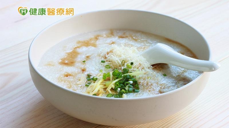 陳勇利表示，如果微燒而喉嚨不痛，可吃香蔥粥：用適量瘦肉、薑絲、蛋、香蔥煮粥，熱熱的吃、流些汗，汗出、熱就稍退。