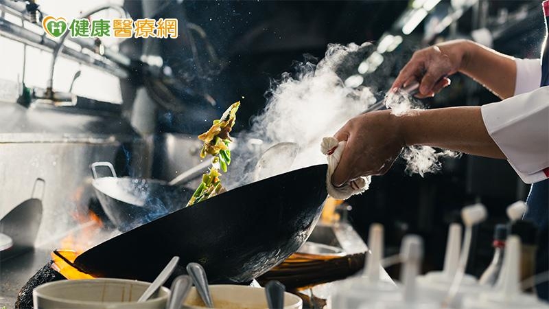 炒菜油煙排放5分鐘，釋放出來的PM2.5會瞬間增加為比一般空氣高出20倍的PM2.5。
