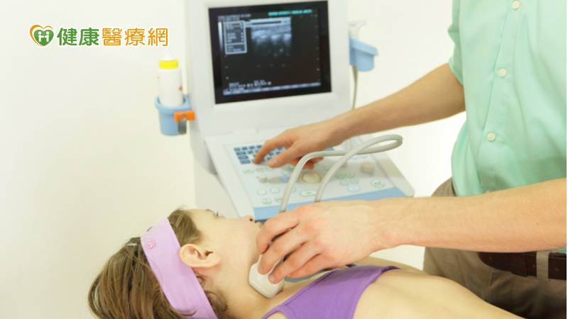國泰綜合醫院小兒科醫師李翊誠說明，「自體免疫甲狀腺機能亢進」又名「葛雷夫氏症」，是兒童最常見的甲狀腺疾病。好發於青春期少女，有家族遺傳史，典型的臨床表現為心悸、手抖、脖子腫。