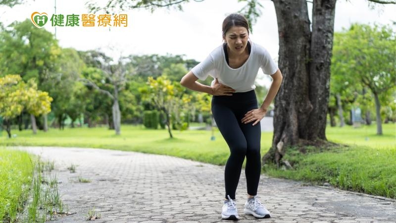 跑步到跑到一半肚子痛的情況，闕壯理指出，其實有個專業術語，稱之為「運動相關的暫時性腹痛」（Exercise-related transient abdominal pain,ETAP），任何人都有可能發生。