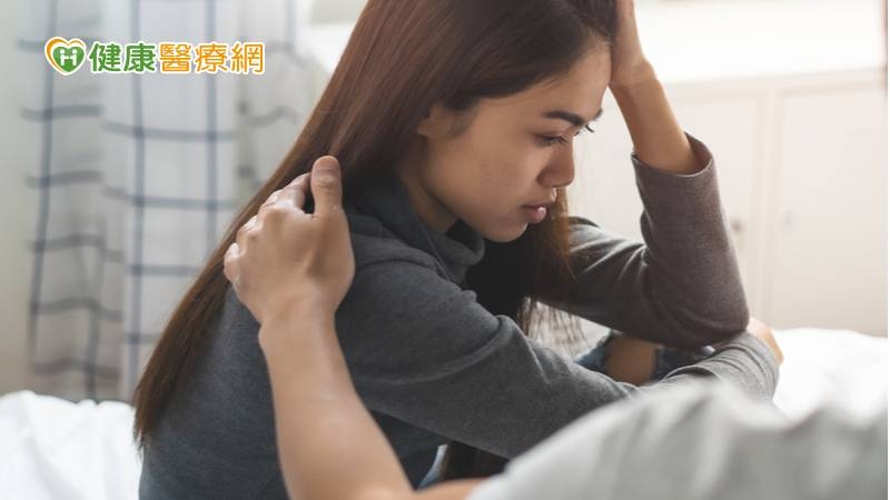 董氏基金會心理衛生中心教育推廣副主任戴怡君說明，一般來說，憂鬱或焦慮的青少年看起來易怒、好爭辯或好鬥、不易集中注意力，也可能出現厭食或暴食等現象，許多症狀和青春期受賀爾蒙影響的成長反應看起來很類似。