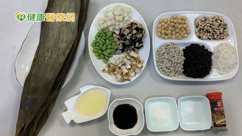 營養師建議，癌友可依國民健康署推行的「我的餐盤」為基礎，選擇五穀粽取代糯米粽，再補充適量蔬菜、水果、蛋白質，搭配堅果，不僅能吃得健康，也能吃出免疫力，幫助癌症病人順利完成治療。