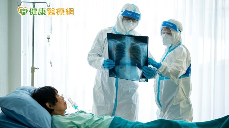 高齡、慢性病等等共病、肥胖、免疫低下者，屬於新冠肺炎重症高風險群，一旦染疫需特別注意，謹慎以待。