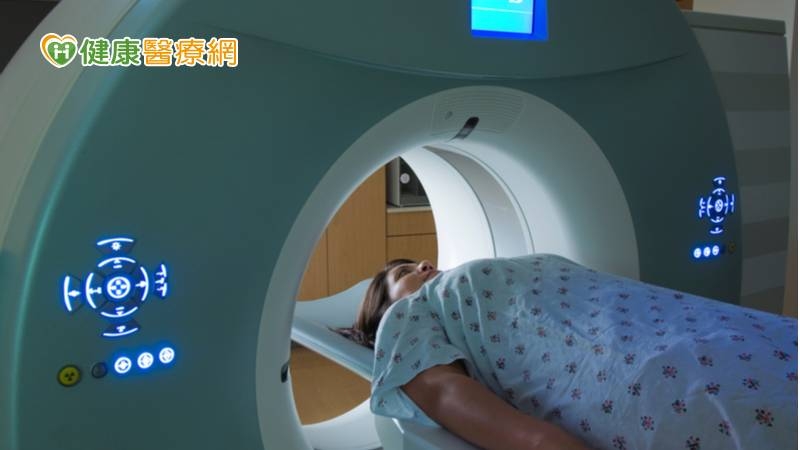 安南醫院放射腫瘤科引進新型「環形放射治療機」，發展「好神刀低分次乳癌放射治療」，至今已30名患者受惠