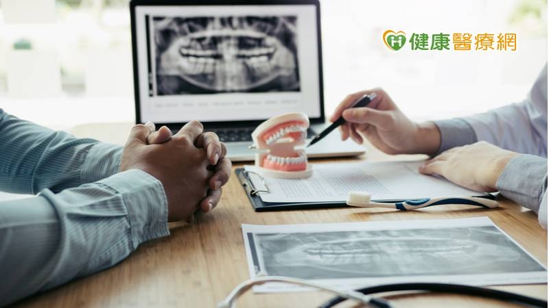 林新醫院放射腫瘤科李芃逸主任經評估，黃先生仍處壯年且體力不錯，也沒有其他慢性病史，便使用標靶藥物搭配5種化療藥物進行治療，療程結束前，轉移的腫瘤便已完全被殲滅。