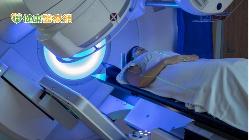 非侵入高能聚焦超音波消融術（high-intensity focused ultrasound ablation, HIFU ablation），又稱「海扶刀」，提供無法承受麻醉開刀手術風險的病患另一種治療選擇，然而仍有長時間手術造成皮膚、肌肉骨骼乃至臟器燒傷的風險。