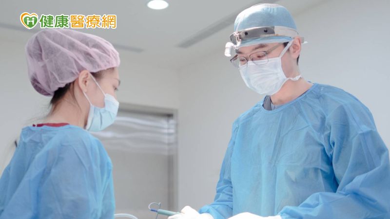 邱大睿醫師為患者取自體肋軟骨，做為隆鼻手術植入物