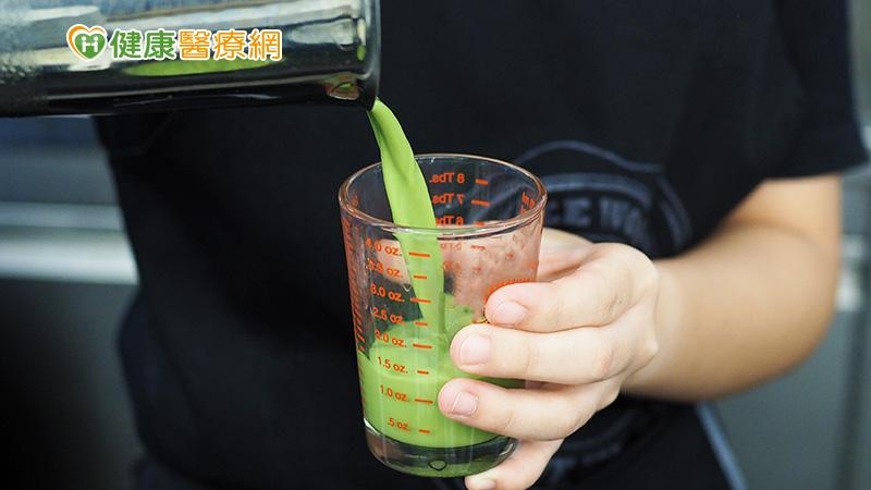 國民健康署提醒民眾養成天天五蔬果「3蔬2果」的健康飲食型態。